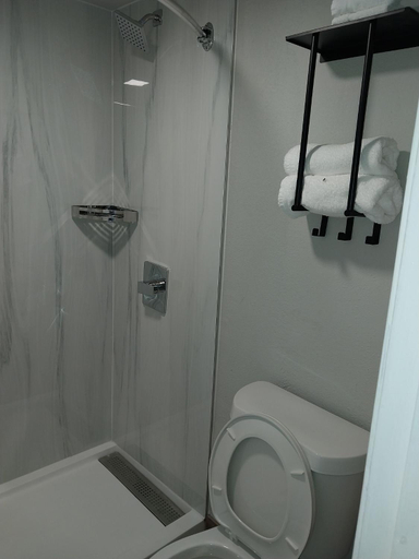 Bathroom 2, Gateway Inn, Young