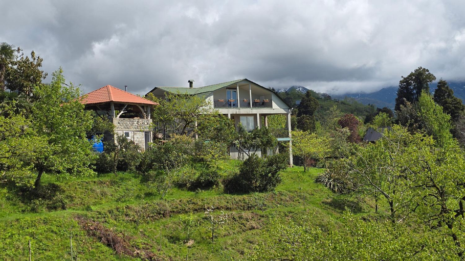 Exterior & Views