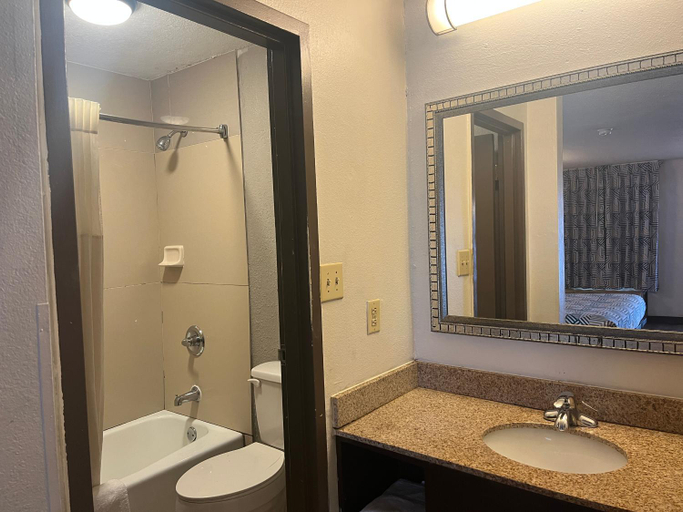 Bathroom 4, Motel 6 Montgomery, AL - Eastern Blvd., Montgomery
