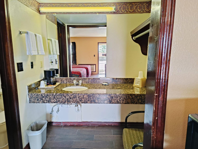 Bathroom 4, Hotel O Victorian Inn Athens TX, Henderson