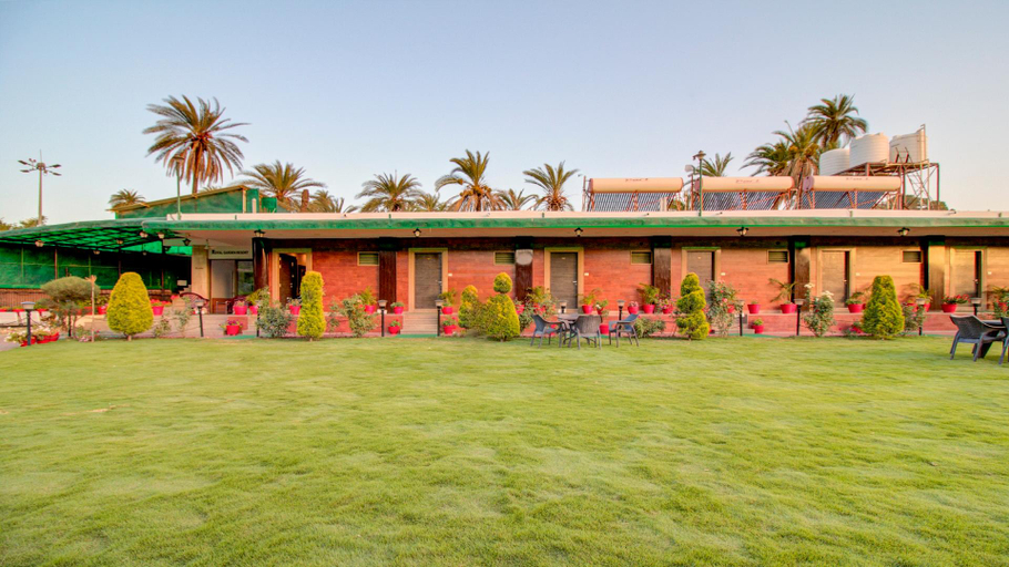 Exterior & Views