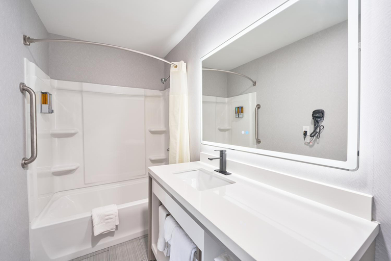 Bathroom 4, All Seasons Inn & Suites - Bourne, Barnstable
