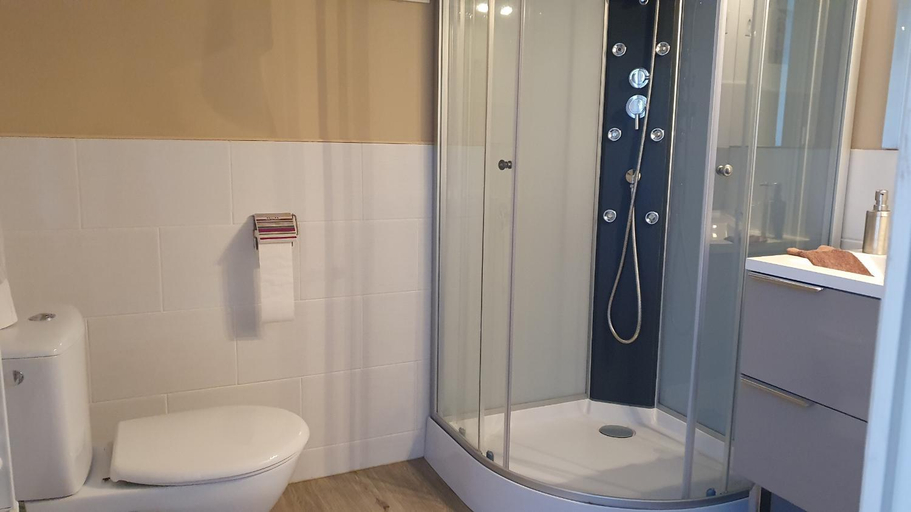 Bathroom 3, Chambres d'hotes -- Le Clos de Gemozac, Charente-Maritime