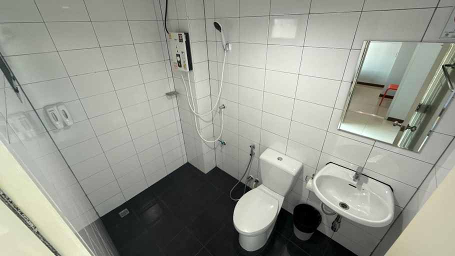 Bathroom 4, BAAN PAKNAM HOTEL, Muang Samut Prakan
