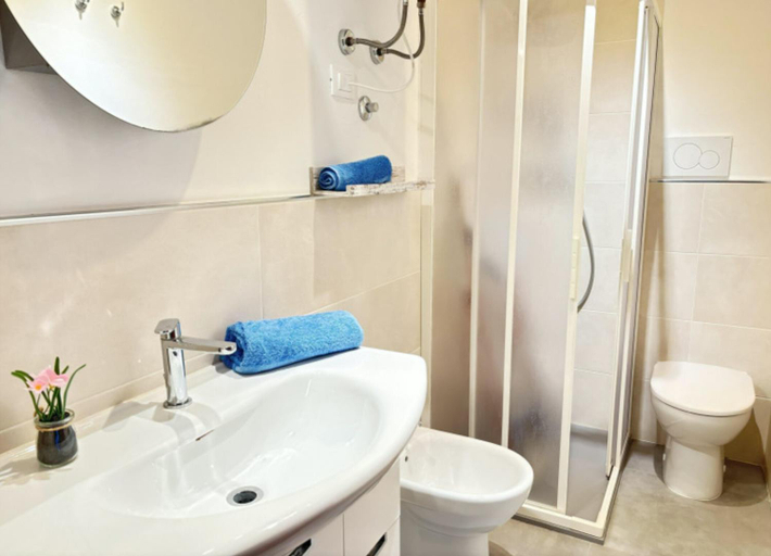 Bathroom, Luminous Apartment in Lido dei Pini, Venezia