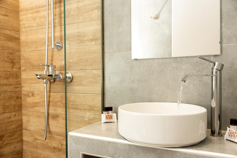 Shower 5, Blue & White Velvet 20m from the beach, Ionian Islands
