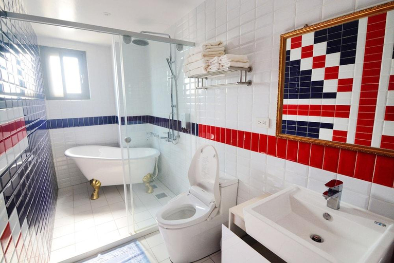 Bathroom 2, Say Yeah Inn, Penghu