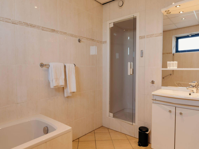 Bathroom 3, De Vlijt Royal Class 2-person suite, Texel