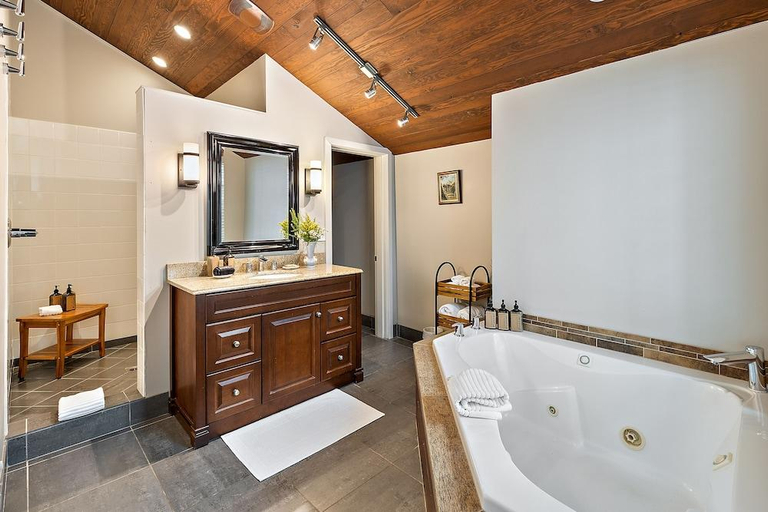 Bathroom 4, McCully House Inn, Jackson