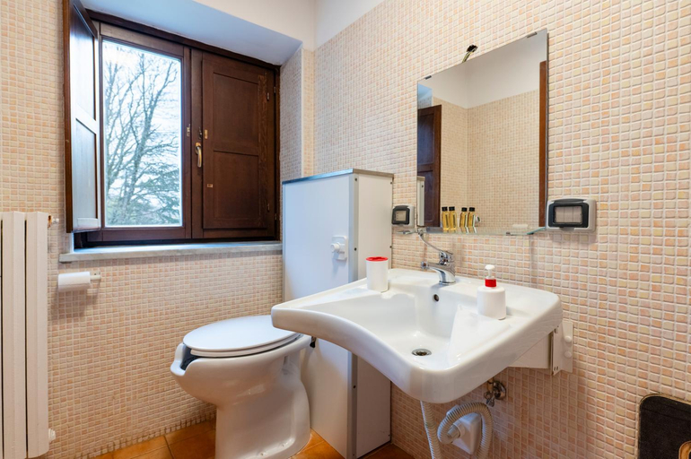 Bathroom 4, Rifugio Giuliano Marini, Palermo