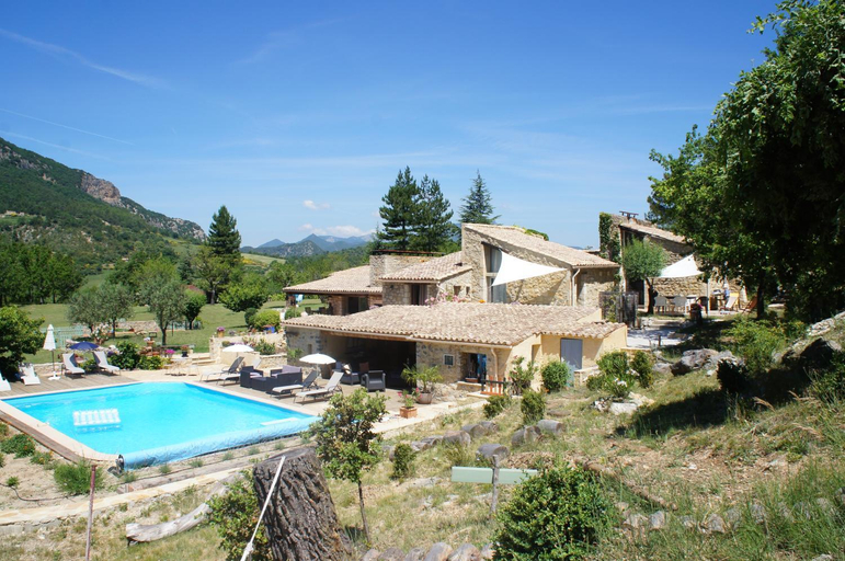 Sport & Beauty 5, Mas Des Collines Chambre de Charme avec vue et Piscine, Drôme