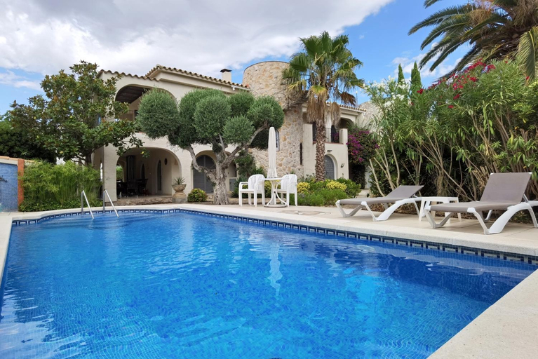 Sport & Beauty 2, LEON INMO Villa Royal - 10500, Girona