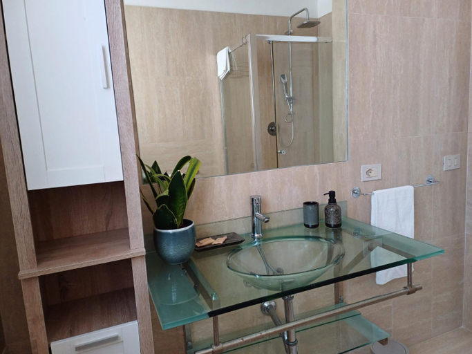 Bathroom 3, Central apartment with sea view, Trapani