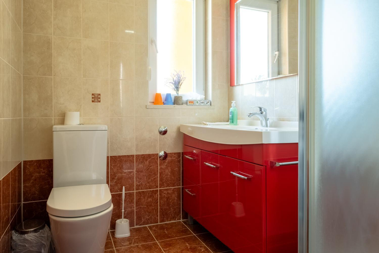 Bathroom 2, Yellow house apartments, Podstrana
