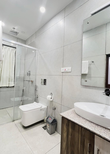 Bathroom 5, Borrow and Pay, Narayani