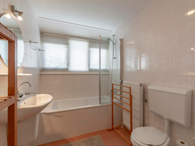 Bathroom 3, Duynopgangh 16 villa for 8-guests behind dunes, Den Helder