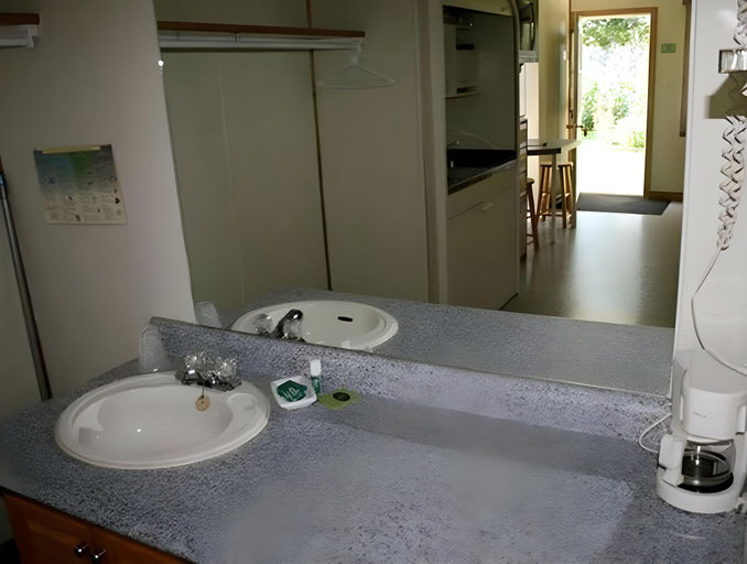 Bathroom 3, Lanes Riverhouse Inn & Cottages, Kings