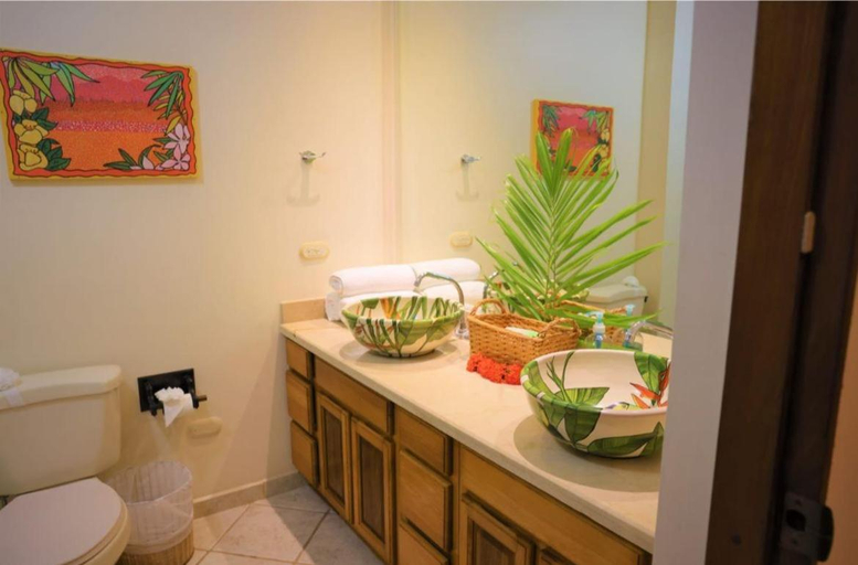 Bathroom, HOTEL COCOMAR, Parrita