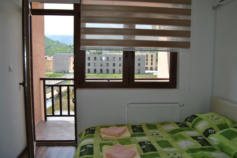 5, Apartmani Aura, Foča