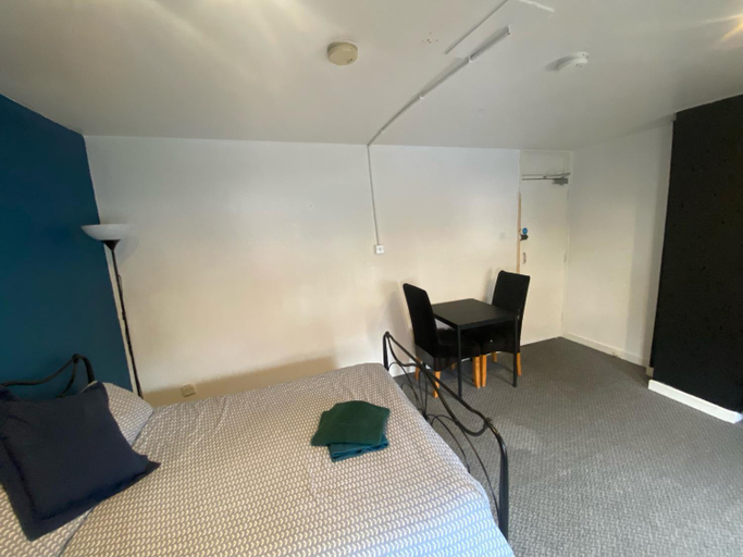 Others 2, bnb81, Belfast