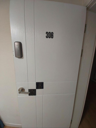 Bathroom 4, 29 Play House, Jung
