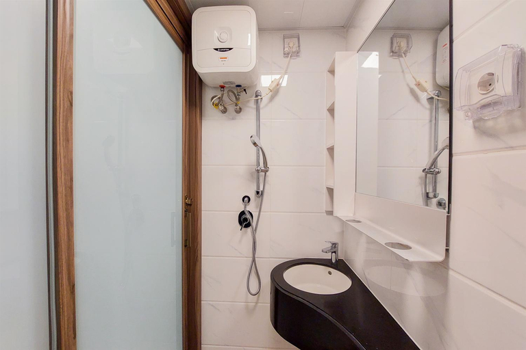 Bathroom 2, Cozy Stay Simply Studio Sky House BSD By Travelio, Tangerang Selatan