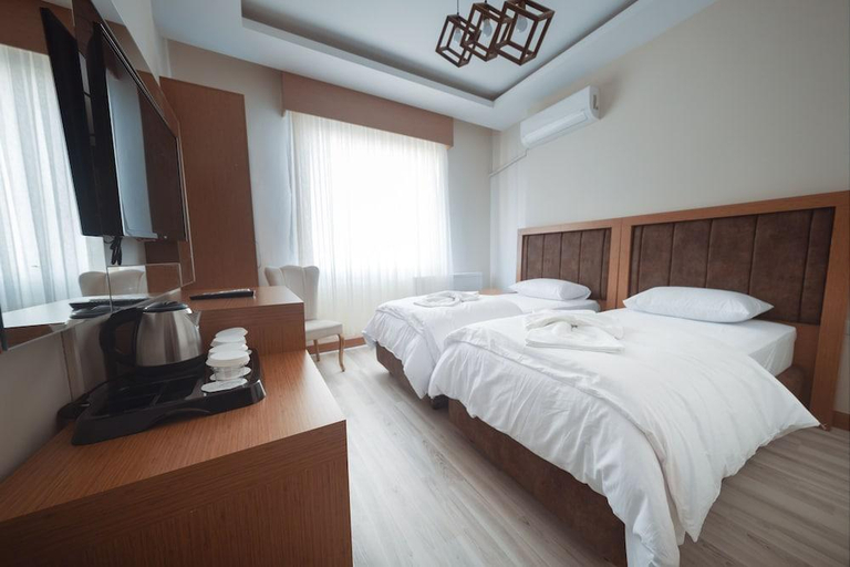 Others 3, Ay HANEDAN OTEL, Yıldırım