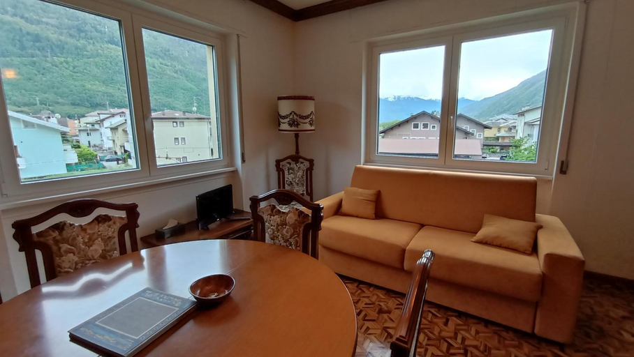 Others 3, Tirano Express Comfort 2P Appartamento spazioso con vista montagne, ideale per famiglie e gruppi, Sondrio