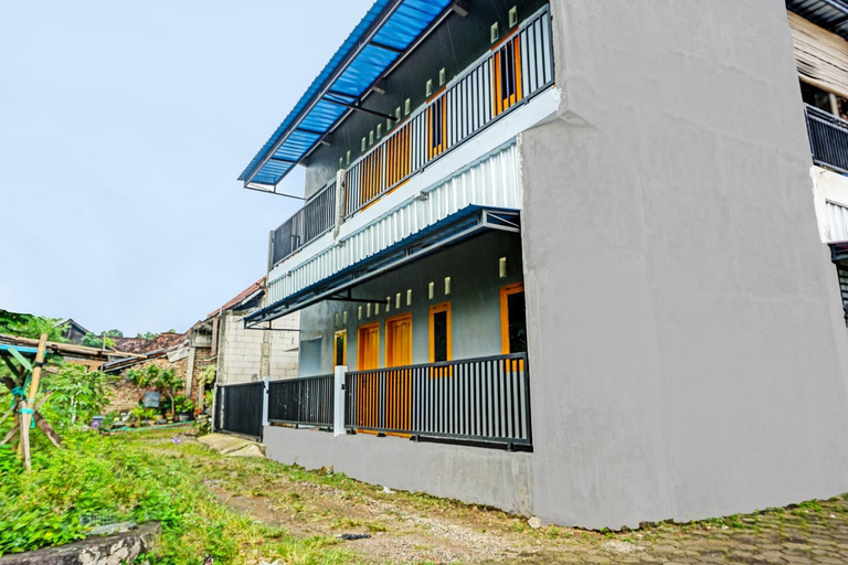 Exterior & Views 1, Hotel O Kost Pak Suyatno Syariah, Madiun