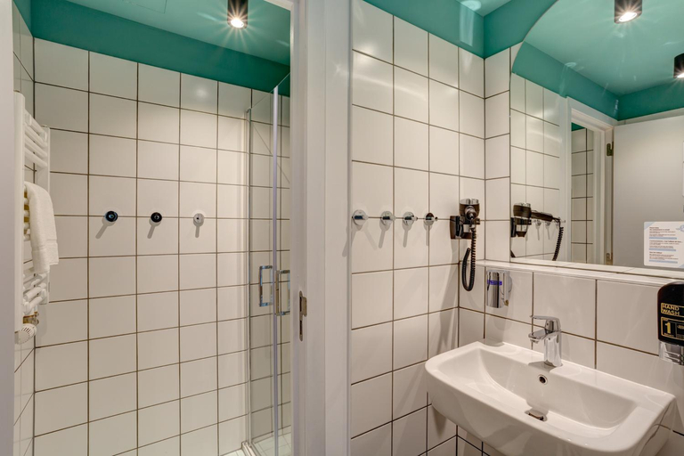 Bathroom 3, MEININGER Hotel Bruxelles Gare du Midi, Bruxelles