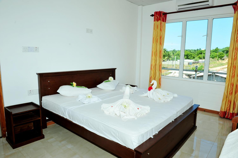 Bedroom 2, Hotel Glee, Trincomalee Town and Gravets