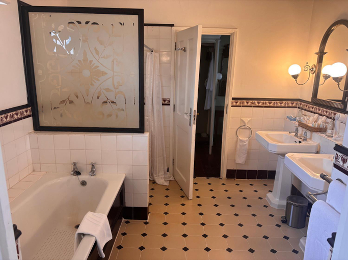 Bathroom 5, Windsor Golf Hotel & Country Club, Roysambu