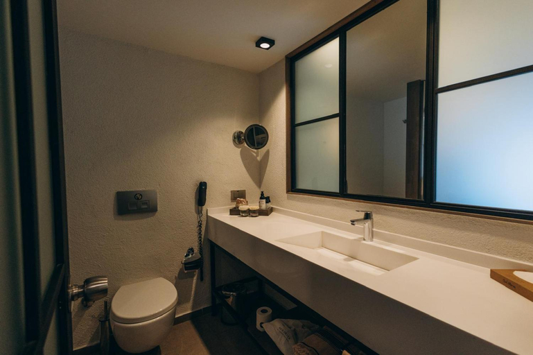 Bathroom 3, Club Marvy, Menderes