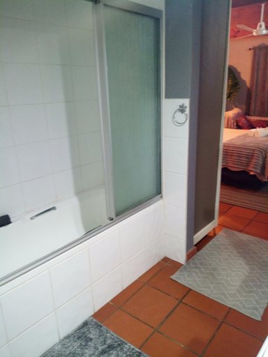 Bathroom 4, Hilton Castle, Umgungundlovu