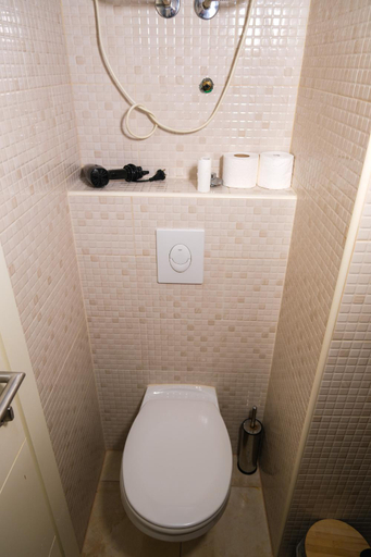 Bathroom 4, Qumi Apartments