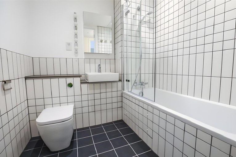 Bathroom, Clover Court by Q Apartments, London