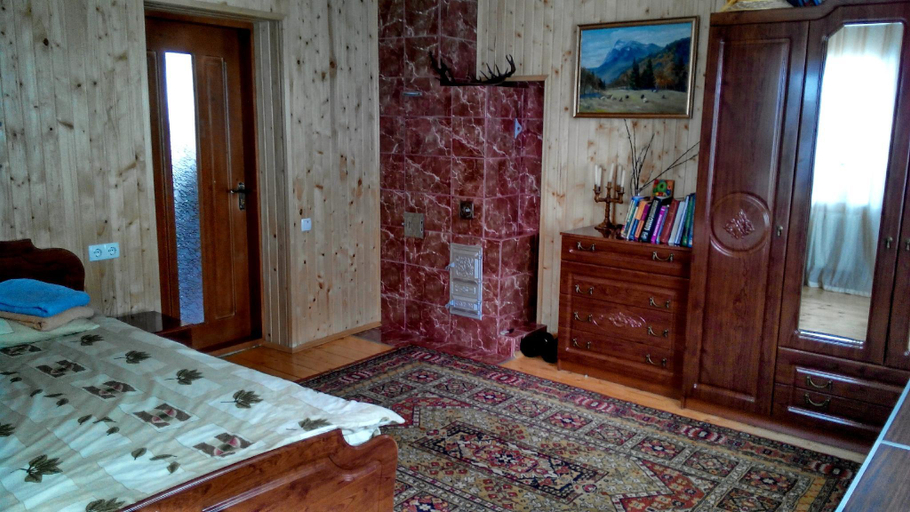 4, Cottage Ozerniy, Rakhivs'kyi