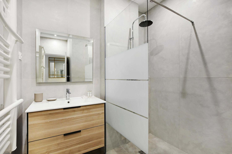 Shower, Amazing apartment - 1BR/4P - Gare Montparnasse, Paris