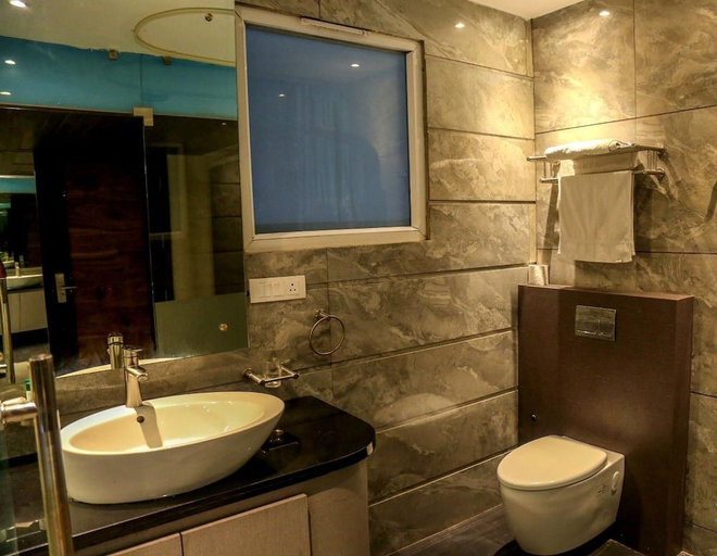 Bathroom, Kingdom Hotel and Restaurant, Moga