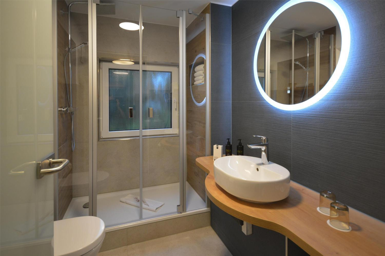 Bathroom 4, Dorint Strandresort & Spa Ostseebad Wustrow, Vorpommern-Rügen