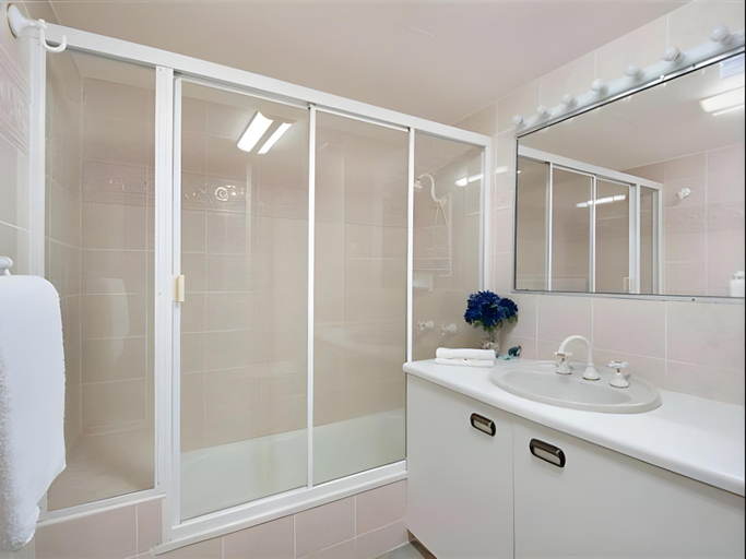 Bathroom 5, Boulevard Towers Holiday Apartments, Gold Coast
