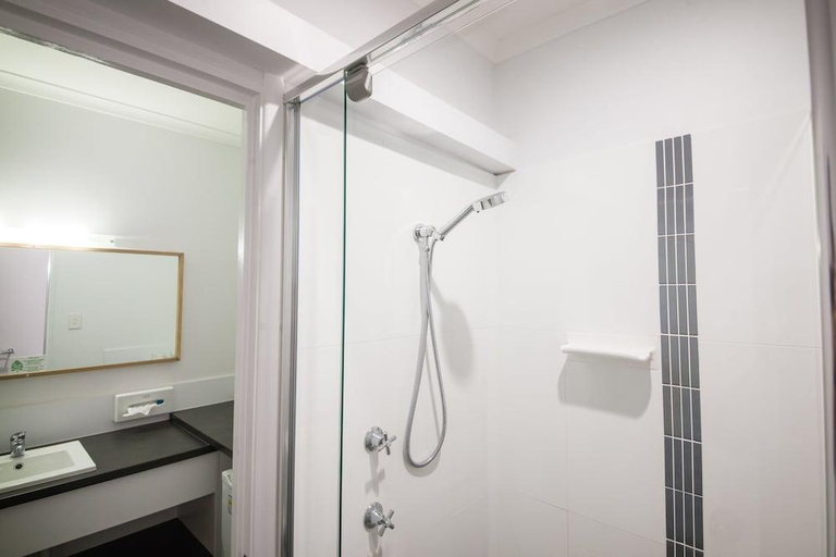 Bathroom 4, Glenmore Palms Motel, Rockhampton