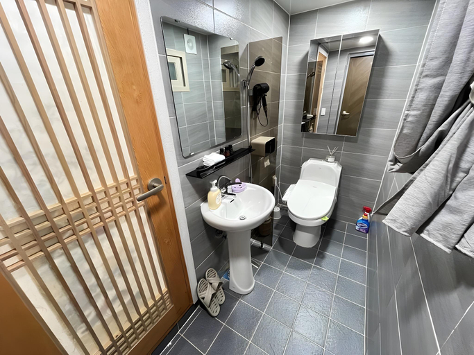 Bathroom 3, Suncheon Sumiyeonga Hanok Private House, Suncheon