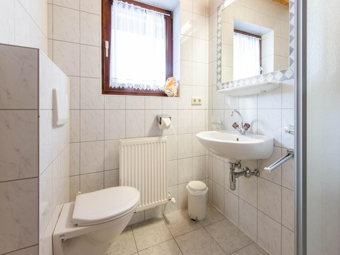 Bathroom, Apartment in Huben near Ski Slopes, Imst