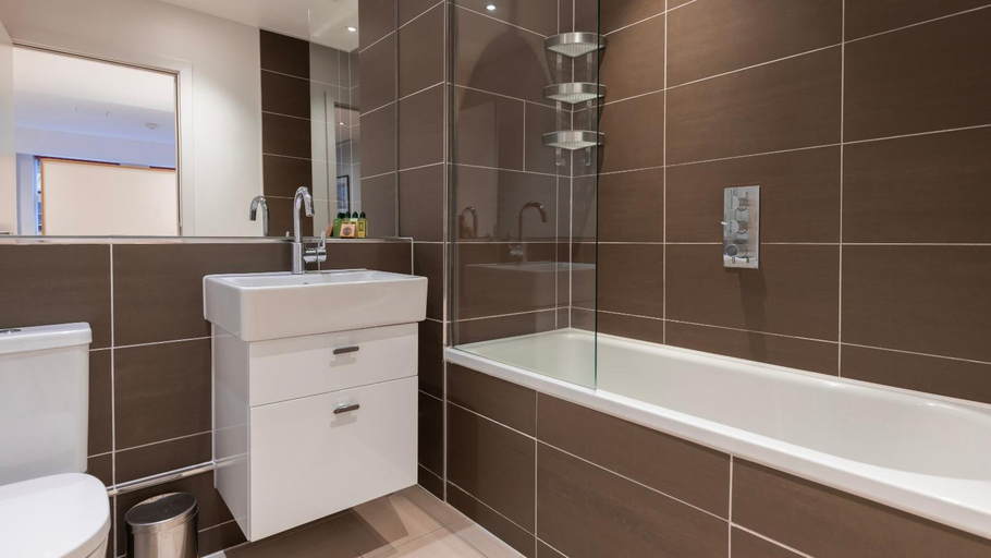 Bathroom 2, Barbican Serviced Apartments by LovelyStay, London