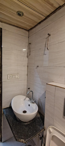 Bathroom 4, Hotel Sudershan Palace, Delhi