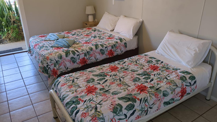 Bedroom 2, Blackall Caravan Park, Blackall
