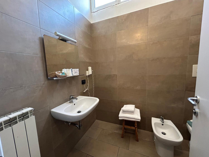 Bathroom 4, Albergo Salerno, Milano