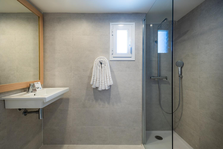 Bathroom 5, Sol de Alcudia Apartamentos, Baleares