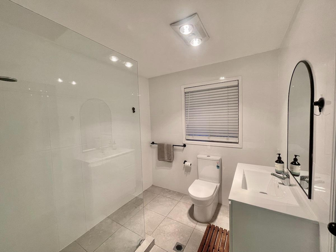 Bathroom, Coolangatta Surf & Stay 3 BR Townhouse, Gold Coast